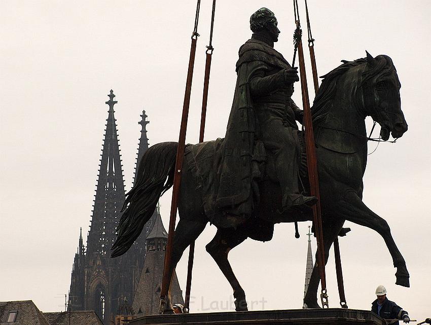 Reiterdenkmal kehrt zurueck auf dem Heumarkt P83.JPG